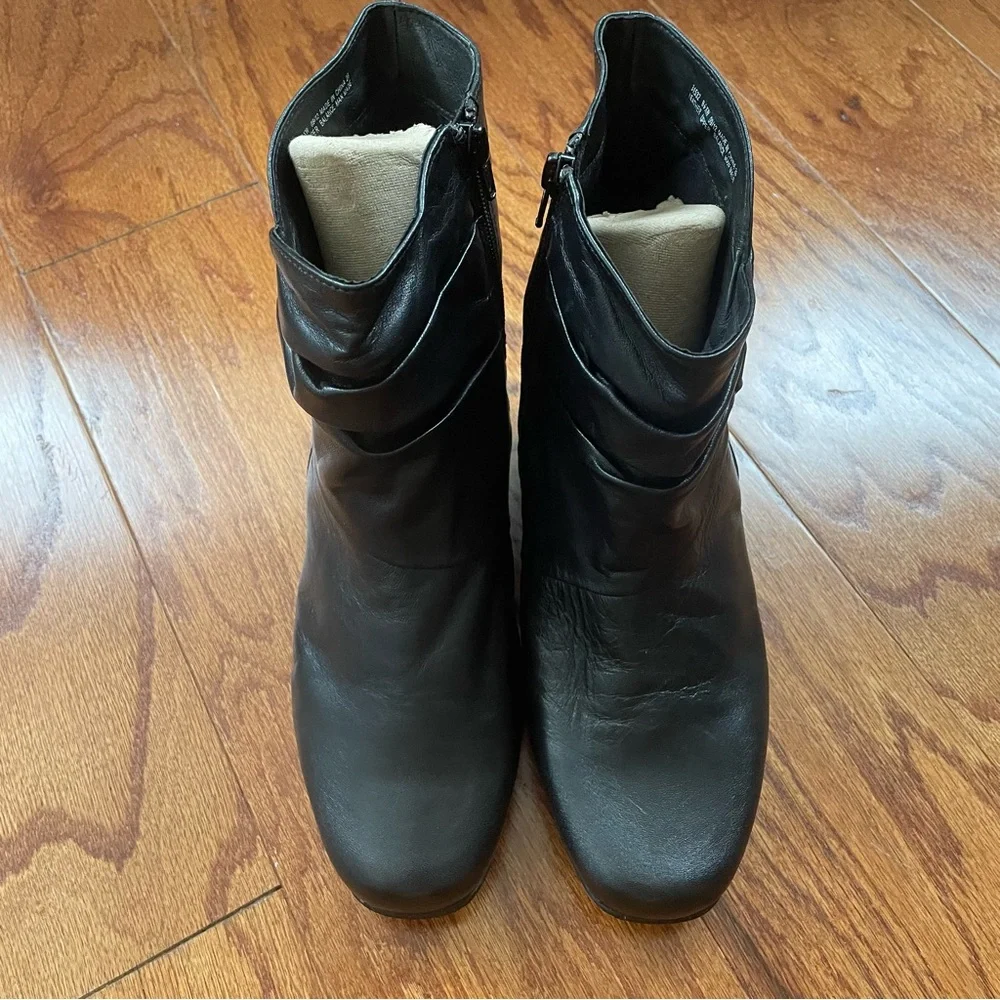 Clark woman 9 1/2 extra white woman boots